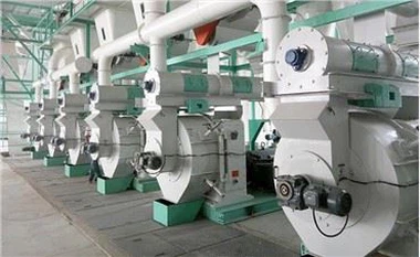 2000-5000 кг/ч Автоматична люцерна гориво сено ориз люспи чипове фъстъчена черупка трева дървени пелети дървесни пелети производствена линия